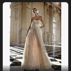 Pronovias Cornelia Privee Wedding Dress in Off White/Light -  Size 10